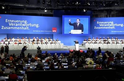 Bildnummer: 50328605  Datum: 19.11.2001  Copyright: imago/Sven SimonBundeskanzler Gerhard Schr?der (GER/SPD) spricht zu den Delegierten des Bundesparteitages der SPD in N?rnberg, Personen; 2001, N?rnberg, Politiker, Pressetermin, Parteitag, Parteitage, Parteien, Kanzler, Parteivorsitzender, Monitor; , quer, Kbdig, Totale, Bundespolitik, Politik, Deutschland, Aktion, People / Bundesparteitag-stock-foto
