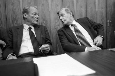 Bildnummer: 52357691  Datum: 26.10.1982  Copyright: imago/bonn-sequenzWilly Brandt (li., Deutschland/SPD Bundesvorsitzender) und Helmut Schmidt (Deutschland/SPD), Personen , Highlight; 1982, sw, Politiker, Politik; , quer, Kbneg, Gruppenbild, close, Bundespolitik, Politik, Randbild, People-stock-foto