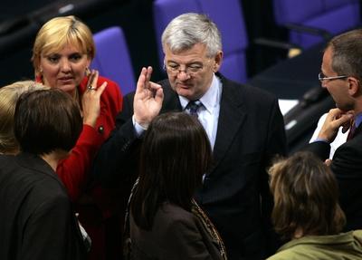 Bildnummer: 50828108  Datum: 01.07.2005  Copyright: imago/momentphoto/KilligBundesau?enminister Joschka Fischer (GER/B?ndnis 90/Die Gr?nen) diskutiert mit Claudia Roth (li., GER/Bundesvorsitzende B?ndnis 90/Die Gr?nen) und anderen Parteikollegen im Deutschen Bundestag anl?sslich der Vertrauensfrage, Personen; 2005, Berlin, Vertrauensfrage, Misstrauensvotum, Politiker, Deutscher Bundestag, Au?enminister, Gr?ne, B?ndnis90, Gestik, Hand, H?nde, Pr?zision, Genauigkeit, Entschiedenheit, Entschlossenheit, Zeigefinger, Daumen; , quer, Kbdig, Gruppenbild, close, Bundespolitik, Politik, Deutschland, Randbild, People-stock-foto