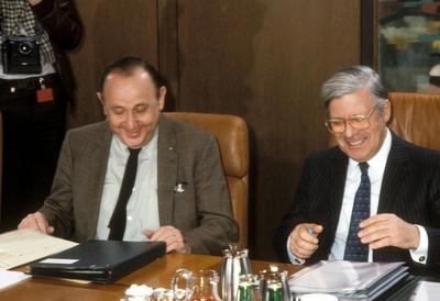 Bildnummer: 51701605  Datum: 15.05.1982  Copyright: imago/SommerBundeskanzler Helmut Schmidt (re., GER/SPD) und Bundesau?enminister Hans-Dietrich Genscher (GER/FDP) w?hrend einer Sitzung des Bundeskabinetts in Bonn, Personen , optimistisch , Freude; 1982, Bonn, Politiker, Politik, Bundesregierung, Parteitag, Bundesparteitag, Bundeskabinett; , quer, Kbdia, Gruppenbild, close, Bundespolitik, Politik, Deutschland, Randbild, People-stock-foto