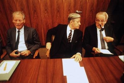 Willy Brandt (li./GER/SPD-Parteivorsitzender), Helmut Schmidt (Mitte/GER/SPD/Bundeskanzler) und Herbert Wehner (re./GER-stock-foto