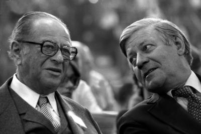 Bildnummer: 51969681  Datum: 20.04.1982  Copyright: imago/SommerBundeskanzler Bruno Kreisky (li., AUT/SP?) und Bundeskanzler Helmut Schmidt (GER/SPD) auf dem Bundesparteitag der SPD in M?nchen, Personen , optimistisch; 1982, M?nchen, sw, Parteitag, Bundesparteitag, Politiker, Bundespolitik, Bundesregierung , Internationale; , quer, Kbneg, Gruppenbild, close, Parteien, Politik, Deutschland, Randbild, People-stock-foto