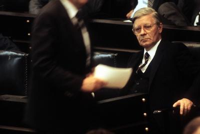 Bildnummer: 52750201  Datum: 17.09.1982  Copyright: imago/Sven SimonBundeskanzler Helmut Schmidt (Deutschland/SPD) anl?sslich des Bruchs der Regierung im Deutschen Bundestag in Bonn, Personen; 1982, Politik, BRD, BR; , quer, Kbdia, Einzelbild, Randbild, PeopleBildnummer 52750201 Date 17 09 1982 Copyright Imago Sven Simon Federal Chancellor Helmut Schmidt Germany SPD during the Break the Government in German Bundestag in Bonn People 1982 politics GERMANY BR horizontal Kbdia Single Edge image Celebrities-stock-foto