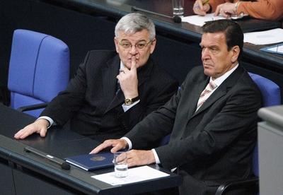 Vertrauenfrage durch Bundeskanzler Gerhard Schr?der Copyright: IMAGO./Krohn Datum : 01.07.2005 Thema: Vertrauenfrage dur-stock-foto