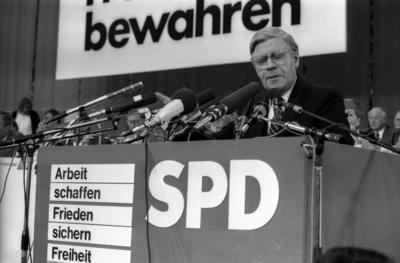 Bildnummer: 51957708  Datum: 17.04.1982  Copyright: imago/SommerBundeskanzler Helmut Schmidt (GER/SPD) w?hrend des Bundesparteitages der SPD in M?nchen, Personen; 1982, M?nchen, sw, Politiker, Bundesparteitag, Bundesparteitage, Parteitag, Parteitage, Bundesregierung, Arbeit schaffen, Frieden sichern, Freiheit bewahren; , quer, Kbneg, Einzelbild, Bundespolitik, Politik, Schriftzug, Logos, Deutschland, Aktion, People-stock-foto