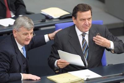 Bundestag Bundesaussenminister Joschka Fischer l Gruene klopft Bundeskanzler Gerhard Schroeder-stock-foto
