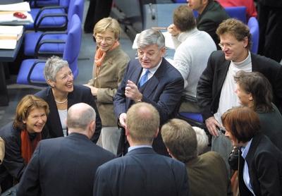 Bundestag Bundesaussenminister Joschka Fischer M Gruene unterhaelt sich gut gelaunt mit den CD-stock-foto