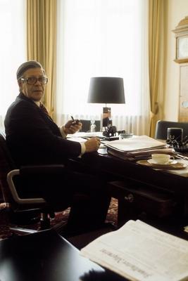 Bildnummer: 52750214  Datum: 20.05.1982  Copyright: imago/Sven SimonBundeskanzler Helmut Schmidt (Deutschland/SPD) in seinem B?ro, Personen; 1982, Politik, BRD, BR, Highlight; , hoch, Kbdia, Einzelbild, Aktion, People; Aufnahmedatum gesch?tztBildnummer 52750214 Date 20 05 1982 Copyright Imago Sven Simon Federal Chancellor Helmut Schmidt Germany SPD in his Office People 1982 politics GERMANY BR Highlight vertical Kbdia Single Action shot Celebrities date estimated-stock-foto