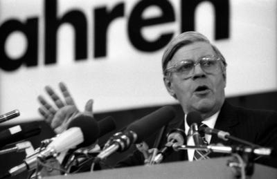Bildnummer: 51957717  Datum: 17.04.1982  Copyright: imago/SommerBundeskanzler Helmut Schmidt (GER/SPD) w?hrend des Bundesparteitages der SPD in M?nchen, Personen; 1982, M?nchen, sw, Politiker, Bundesparteitag, Bundesparteitage, Parteitag, Parteitage, Bundesregierung, Gestik; , quer, Kbneg, Einzelbild, Bundespolitik, Politik, Deutschland, Aktion, People-stock-foto