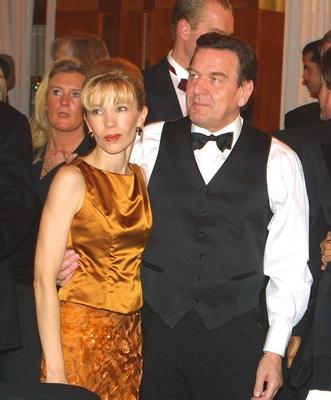 Copyright: IMAGO. . Thema: 50. Bundespresseball in Berlin mit: Bundeskanzler Gerhard Schr?der mit Ehefrau, Frau Doris Sc-stock-foto