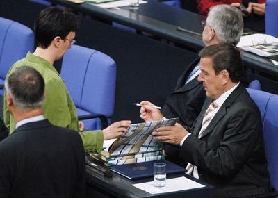 Vertrauenfrage durch Bundeskanzler Gerhard Schr?der Copyright: IMAGO./Krohn Datum : 01.07.2005 Thema: Vertrauenfrage dur-stock-foto