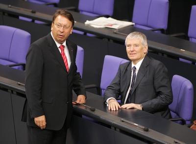 Klaus Uwe BENNETER l SPD Genralsekretaer und Bundesinnenminister Otto SCHILY SPD vor Begi-stock-foto