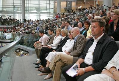 Vertrauensfrage im Bundestag Die Besuchertribuene waehrend der Rede von Bundeskanzler Gerhard Schr-stock-photo