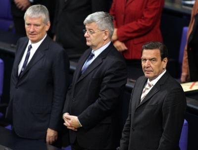 Bildnummer: 50828106  Datum: 01.07.2005  Copyright: imago/momentphoto/KilligV.l.n.r.: Bundesinnenminister Otto Schily (GER/SPD), Bundesau?enminister Joschka Fischer (GER/B?ndnis 90/Die Gr?nen) und Bundeskanzler Gerhard Schr?der (GER/SPD) stehen im Deutschen Bundestag vor der Vertrauensfrage , Personen; 2005, Berlin, Vertrauensfrage, Misstrauensvotum, Politiker, Deutscher Bundestag, Kanzler, Au?enminister, Gr?ne, B?ndnis90, Innenminister; , quer, Kbdig, Gruppenbild, close, Bundespolitik, Politik, Deutschland, Randbild, People-stock-foto