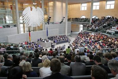 Uebersicht waehrend der Rede von Bundeskanzler Gerhard Schroeder SPD im Bundestag Schroeder st-stock-foto