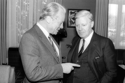 Bildnummer: 52026581  Datum: 14.01.1982  Copyright: imago/bonn-sequenzWilly Brandt (li., GER/SPD-Bundesvorsitzender) und Bundeskanzler Helmut Schmidt (GER/SPD) anl?sslich des Neujahrsempfangs des Bundeskanzlers in Bonn, Personen , optimistisch; 1982, Bonn, sw, Politiker, Neujahrsempfang, Parteien, himself, Gestik; , quer, Kbneg, Gruppenbild, close, Bundespolitik, Politik, Deutschland, Randbild, People-stock-foto
