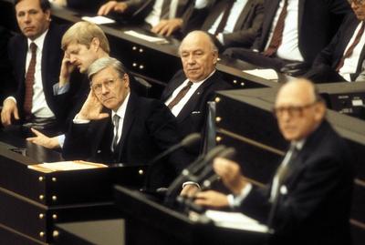 Bundeskanzler Helmut Schmidt 2 v re GER SPD wohnt interessiert einer Rede von Wolfgang Mischnic-stock-foto