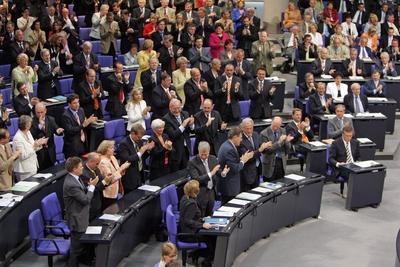 Applaus der Abgeordneten der CDU CSU Fraktion nach der Rede der CDU Vorsitzenden Angela Merkel im-stock-foto