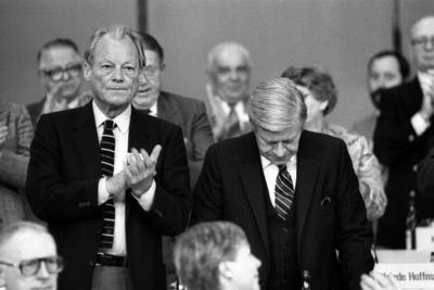Bildnummer: 51721955  Datum: 19.04.1982  Copyright: imago/FrinkeBundeskanzler Helmut Schmidt (Mitte re., GER/SPD) und Willy Brandt (Mitte li., GER/SPD Bundesvorsitzender) anl?sslich des SPD Bundesparteitages in M?nchen, Personen; 1982, SW, M?nchen, Parteien, Bundesparteitag, Parteitag, Politiker, Politik, Bundesregierung; , quer, Kbneg, Gruppenbild, close, Bundespolitik, Politik, Deutschland, Randbild, People o0 himself-stock-foto