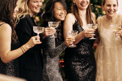 Nahaufnahme von Frauenh?nden mit eleganten Sektgl?sern.-stock-photo