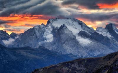 Blick vom Passo Giau auf die Marmolada nach Sonnenuntergang-stock-photo