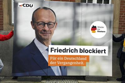 Protest von Campact gegen die Politik von Friedrich Merz-stock-foto