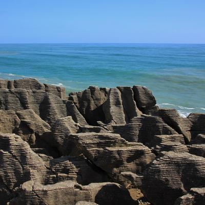 Einzigartige Pancake Rocks und t?rkisfarbenes Meer in Punakaiki, Neuseeland.-stock-photo