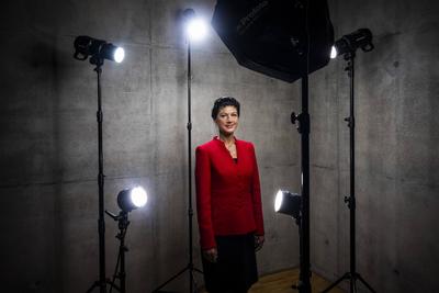 Sahra Wagenknecht ist Abgeordnete des Deutschen Bundestages und Gr???ºnderin der Partei BSW, hier aufgenommen vor ihrem-stock-foto