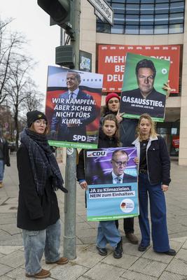 Luisa Neubauer und FFF Aktivisten zeigen das wahre Wahlplakat-stock-photo