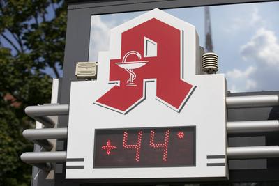 Hitzewelle in Berlin: 44 Grad am Tempelhofer Damm, Am Tempelhofer Damm zeigte das Thermometer am Sonntag Nachmittag in d-stock-foto