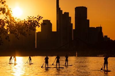 News Themen der Woche KW35 News Bilder des Tages Sonnenuntergang hinter der Frankfurter Skyline Die Sonne geht hinter de-stock-foto