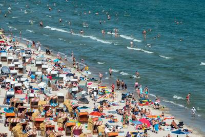 Voller Sommerstrand in Scharbeutz Das Bild zeigt einen vollen Strand in Scharbeutz an der Ostseek?ste an einem sonnigen-stock-foto
