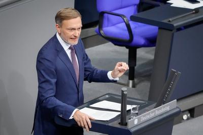 Deutscher Bundestag, 199. Plenarsitzung Christian Lindner im Portrait bei seiner Rede mit besonderer Geste zur Regierung-stock-photo