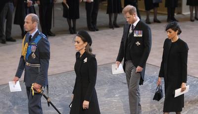 . 14/09/2022. London, United Kingdom.The coffin of Queen Elizabeth II arrives at Westminster Hall in London accompanied-stock-photo