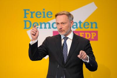 Veranstaltung der FDP Bundestagsfraktion zum Anlegen und Sparen Finanzminister Christian Lindner im Portrait mit Handges-stock-photo