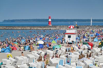 ++Hitzewelle Ostsee Deutschland++ Warnem?nde, Deutschland. Blick auf den vollen Strand im Ostseebad Warnem?nde in Meckle-stock-foto