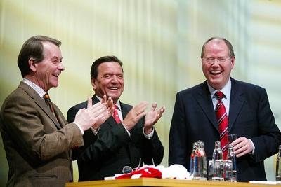 POLITIK DIE FREUDE MACHT! V.r.n.l.: Peer Steinbr?ck (GER/SPD/Ministerpr?sident Nordrhein Westfalen) bekommt von Bundesk-stock-foto
