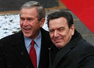Bildnummer: 53882093  Datum: 23.02.2005  Copyright: imago/Becker&BredelUS-Pr?sident George Bush (li.) ist am Mittwoch (23.02.2005) im Innenhof des Mainzer Schlosses zu seinem zweiten offiziellen Besuch in Deutschland eingetroffen. In Mainz sprach er mit Bundeskanzler Gerhard Schr?der (re.) ?ber die internationalen Fragen wie die Atompolitik, Klimaschutz und ?ber die Festigung der deutsch-amerikanischen Beziehungen.  People Politik kbdig xkg 2005 quer HighlightBildnummer 53882093 Date 23 02 2005 Copyright Imago  U.S. President George Bush left is at Wednesday 23 02 2005 in Courtyard the Mainz Castle to his second official Visit in Germany arrived in Mainz said he with Federal Chancellor Gerhard Schr?der right above the International Ask like the Nuclear policy Climate protection and above the Consolidation the German American Relations Celebrities politics Kbdig xkg 2005 horizontal Highlight-stock-foto