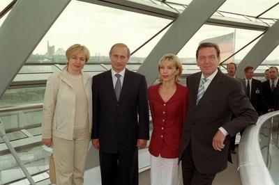 Bundeskanzler Gerhard Schroeder, SPD, und Frau Doris Schroeder - Koepf besichtigten mit den Ehepaar Putin, Praesident d-stock-foto