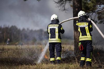 Feuerwehr im Einsatz: Trockenheit erh?ht die Waldbrandgefahr, Die anhaltende Trockenheit in Brandenburg f?hrt zu einem e-stock-photo