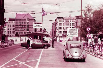 Archivbilder der Woche KW50 Berlin GER, 20230101, Aufnahme Berlin, ca. 1969, Stadtansicht, Checkpoint Charlie *** Berlin-stock-photo