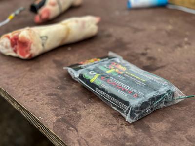 Die Feuerwehr Hamburg zeigt, wie gef?hrlich illegales Feuerwerk sein kann. Anhand einer Schweinepfote, die einer menschl-stock-photo