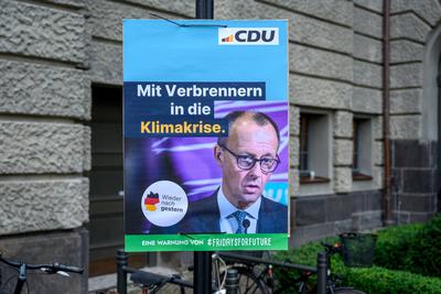 Fridays for Future, Plakataktion bei Vorstellung des CDU-Wahlprogramms, Hotel Telegraphenamt, Berlin, 17.12.2024-stock-foto