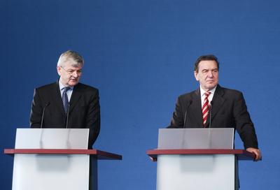 Unterzeichnung vom Koalitionsvertrag am 16.10.2002 : Joschka FISCHER , Buendnis 90/Die Gruenen , und Bundeskanzler Gerha-stock-photo