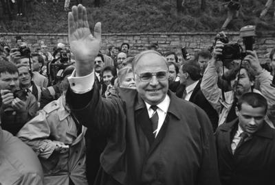 Bundeskanzler Helmut Kohl Erfurt, DEU, 08.04.1991 - Bundeskanzler Helmut Kohl und seine Frau Hannelore beim Bad in der M-stock-foto