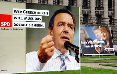 Plakate der SPD mit Bundeskanzler Gerhard Schr?der (links) und der CDU mit Angela Merkel werben auf dem Molkenmarkt in B-stock-foto