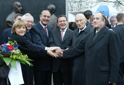 Enthuellung des Adenauer de Gaulle Denkmals Von links die CDU Vorsitzende Angela Merkel Ministerp-stock-foto