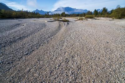Wasserknappheit im Isartal Kompletter Trockenfall der Isar, deren Wasser bei Kr?n in einem Kanal zum Walchensee abgeleit-stock-photo