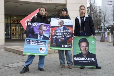 Luisa Neubauer und FFF Aktivisten zeigen das wahre Wahlplakat-stock-photo