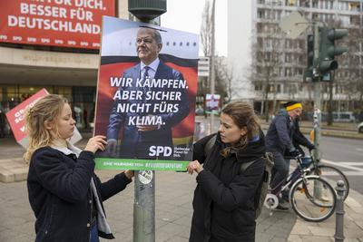 Luisa Neubauer und FFF Aktivisten zeigen das wahre Wahlplakat-stock-photo